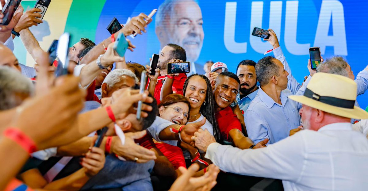 LulaOficial's tweet photo. Eu sempre digo que governar é cuidar. Uma agenda de cuidado une moradia digna, comida no prato, escolas de qualidade com oportunidades para todos, atenção médica em hospitais equipados, segurança hídrica, além de zelo pelos sonhos da juventude e pelas necessidades do povo idoso. 

A Bahia tem tido todo o cuidado para alcançar o protagonismo que sua gente merece. E devolve esse afeto com abraço, olhar sincero e aconchego, como hoje na oficialização da candidatura à reeleição do governador Jerônimo Rodrigues, baiano de coração grande e compromisso com a seriedade, que forma chapa com Jaques Wagner e Rui Costa para o Senado. 

A Bahia sabe reconhecer quem trabalha de verdade.

📸@ricardostuckert