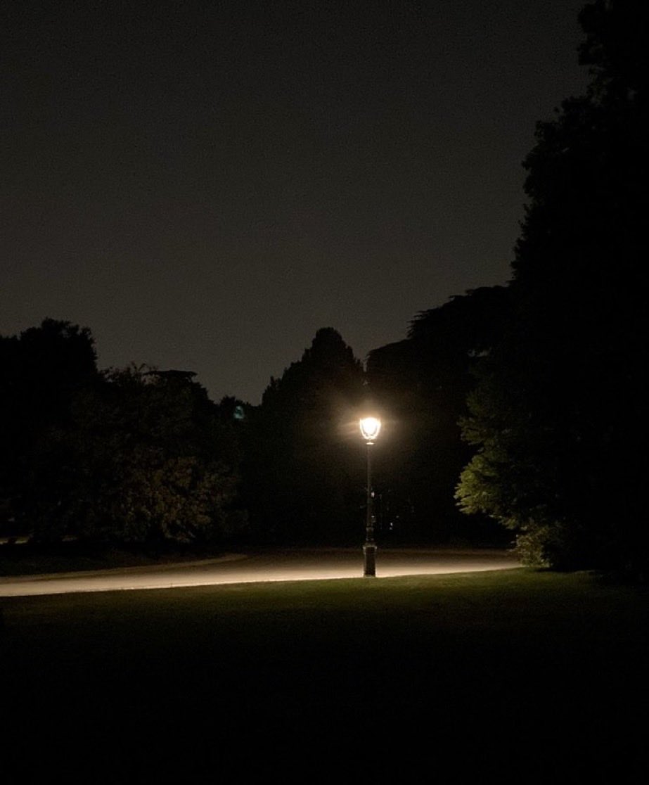 VEtrevu's tweet photo. Dans ma TL j’ai rencontré aujourd’hui deux photos qui quelque part se répondaient - et ce quelque part je crois que c’est mon imagination - comme des négatifs 
@milonlolita pour le jour &amp; @Auguliette pour la nuit https://t.co/pfXKXWhpFY