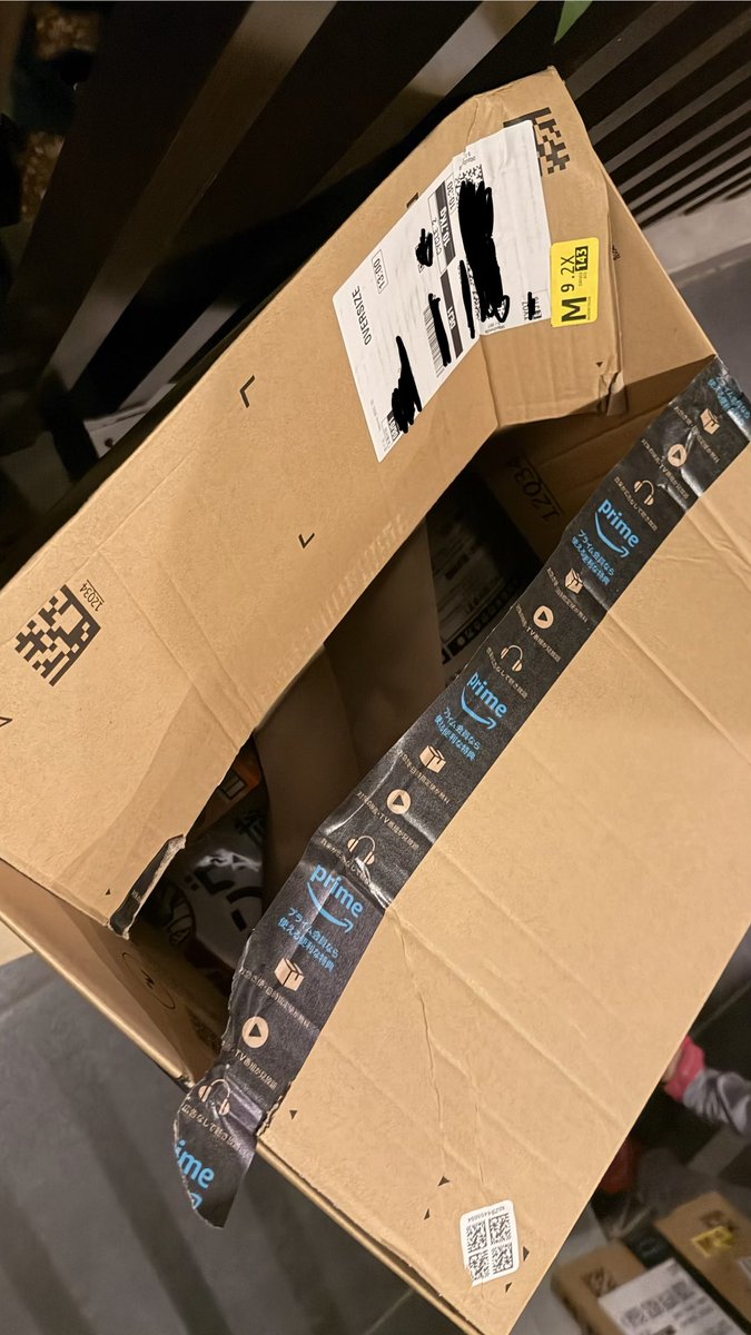 morixx's tweet photo. Amazon さん、流石にこれはアカンでしょ。段ボールはボコボコでもう完全に開いてるでしょ、これ。 #amazon https://t.co/mnfMEmXMuL