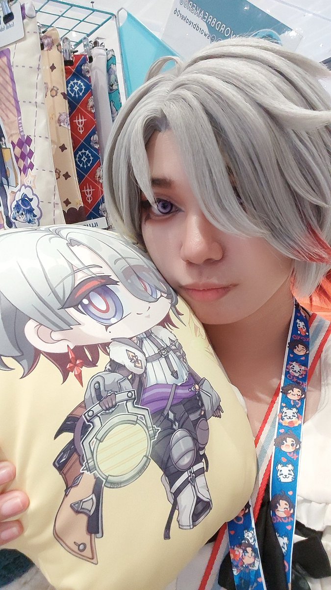 swordbreaker06's tweet photo. I have 2 big illu pillows left plz buy so that I won't need to bring another ecobag home 😭🙏

(It's ok also if only 1 gets sold cause I can have him for myself HAHHHAHA BUT STILL-- 🤣)

You can get him at #64!!! Last day of #HoYoFESTPH2026 #HoYoFESTPH today!!! https://t.co/NB3VxZJWKl