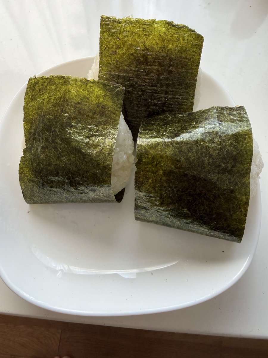 toyrand's tweet photo. おはようございます

今朝も昨日の残りのご飯で
おにぎり🍙

普段、一膳飯なんですが
おにぎりだと2個3個食べられる不思議（笑）

お腹までおにぎり🍙に
なりそうです（元から？）（笑）

今日も暑くなりそうです
塩分しっかり取って
御自愛を

今日も笑顔をむすぶ
良い日になりますように
ヽ(´ー｀) https://t.co/yNJAUl1ok0
