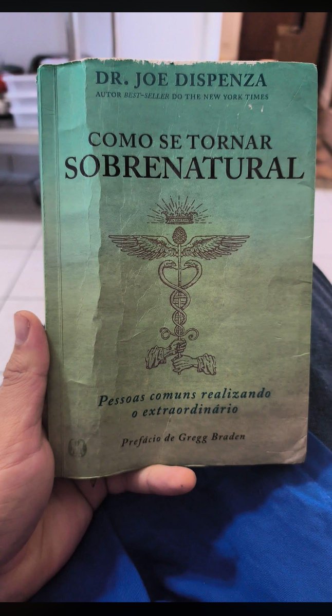 VitorFelipedeO1's tweet photo. Você já sentiu que está apenas repetindo os mesmos dias no piloto automático, esperando um futuro diferente que nunca chega?A verdade médica e neurológica é desconfortável: 95% de quem você é aos 35 anos é um conjunto de comportamentos memorizados, reações emocionais crônicas e https://t.co/YFT23uPbmx