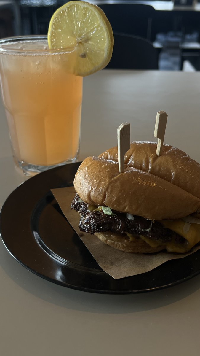 rii0ya's tweet photo. 🍔😋 https://t.co/dMElG3Gc5W