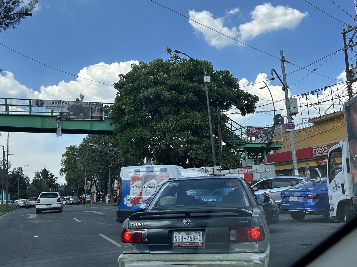AdesChic's tweet photo. Apoyo @UCS_GCDMX #transito @SSC_CDMX @OVIALCDMX bloqueada hacia oriente sobre Periférico Oriente al cruce con Avenida Tláhuac a la altura de #plazaAntenas no vengan a esta zona. Apoyo de seguridad para liberar tránsito. Solo personas de localidad apoyando https://t.co/amoIa2FNJR