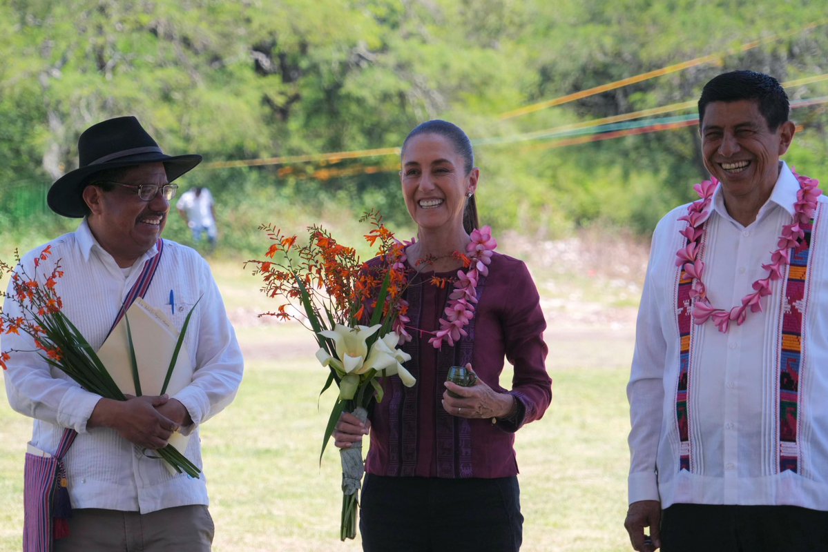 Claudiashein's tweet photo. El Plan General Lázaro Cárdenas contempla el mejoramiento y la construcción de caminos, obras de agua, escuelas y servicios de salud, además del apoyo a las y los artesanos para impulsar la creación de textiles.

🎥 https://t.co/HQiOlvj2P1 https://t.co/emcpTikNKP