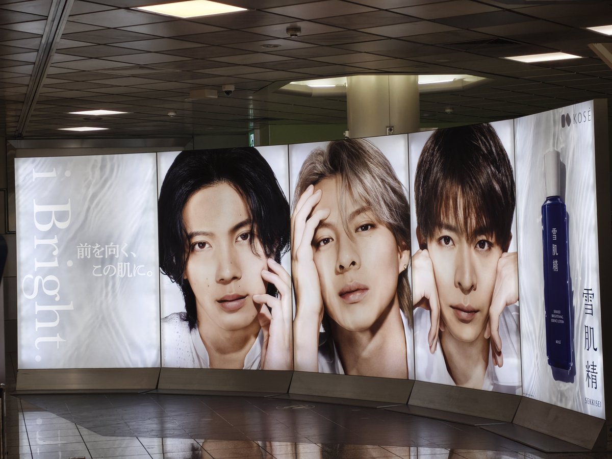 adbrex_'s tweet photo. 東京モノレールの羽田空港第1ターミナル駅、入ってすぐの場所で展開していた、雪肌精の広告。
brightとある通り、バックライトが効いた広告面でとにかく美しい。

Number_iの平野紫耀さん、神宮寺勇太さん、岸優太さんを起用したビジュアル。 https://t.co/47edT9Yk6x