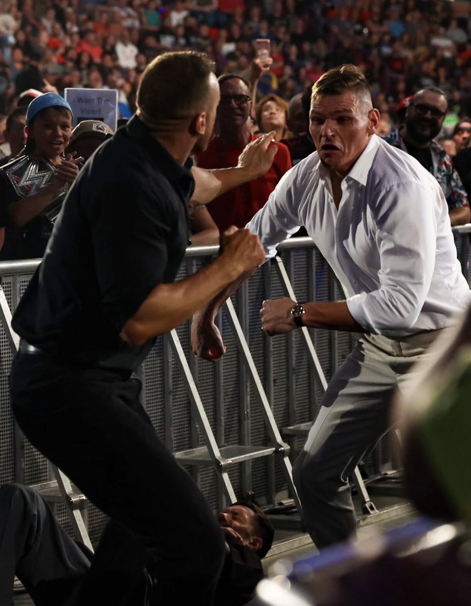 SuitsTheBrand's tweet photo. #SmackDown
———————

You couldn’t respect my authority as general manager. Which left with me no choice but to step back into active ring competition. You’ll respect me now. https://t.co/Pyw6wlkcoa