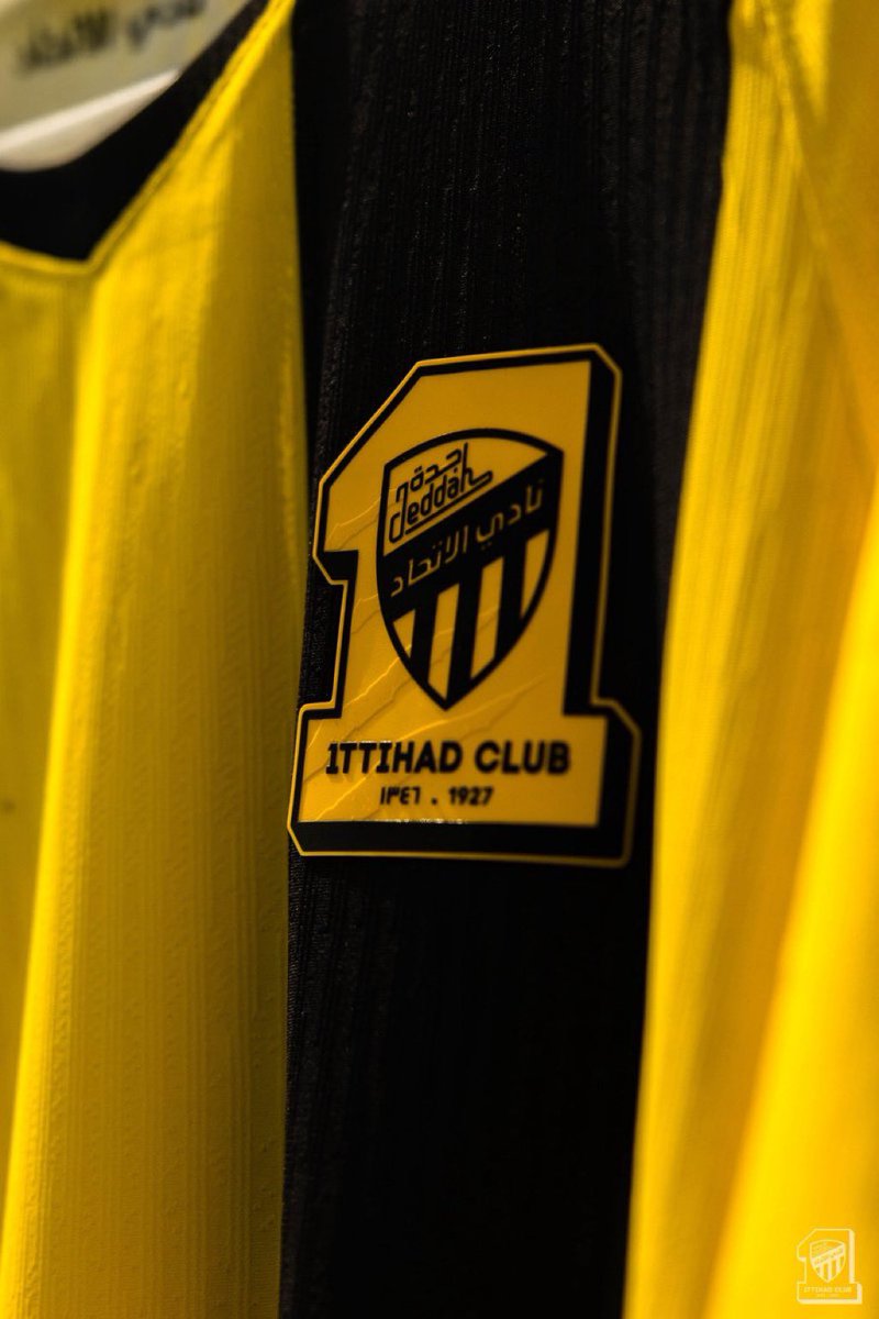 ittfc30's tweet photo. 🟡⚫️ اخر مباراة دورية للاتحاد كانت كارثة بكل ما تعنيه الكلمة ، مشاكل في كل مكان وفريق ينهار امام الجميع ، قبل 73 يوم ..

وقتها صدرت قرارات بعزل بلانيس واقالة كونسيساو، لكن الادارة الفاشلة وبمباركة الصندوق ، لم تتحرك كما يجب ، بل انتظرت حتى قبل ايام قليلة لتضع فرانك كاربو لمختص في العقود ، بمنصب المدير الرياضي بشكل مؤقت ، والتعاقد مع مدرّب مسيرته لم تتجاوز الـ30 مباراة ..

73 يوم وهم يتفرجون !

اشغلوا الجمهور بمواضيع تافهة مثل الاستحواذ والالتفات للغير ربحية، بينما يتم تجاهل التجاوزات والكوارث الموجودة في الربحية، وهي ملفات تقع مسؤوليتها عليهم بشكل مباشر ..

وحتى في سوق الانتقالات ، الاتحاد يقترب من اول مباراة ، في الملحق اسيوي، دون صفقة اجنبية واحدة وضربوا عرض الحائط للاحتياجات الاتحاد الفعلية

تم بيع ميتاي دون حتى توفير بديل !

ما هذا الفشل ؟
ما هذه الكوارث ؟
ما هذا العبث بتاريخ نادي كبير مثل الاتحاد ؟

73 يوم يا فاشلين كانت كافية لبناء فريق ينافس ، لكن يبدو ان الوقت لم يكن المشكلة ، المشكلة الحقيقة في من يدير المشهد وسط سكوت المالك الحقيقي

اقسم بالله ان ما يحدث للاتحاد لا يمكن ان يكون مجرد تخبط .. الامر اصبح يبدوا وكانه مفتعل !

الله ينجي الاتحاد عليكم جميعًا 💛