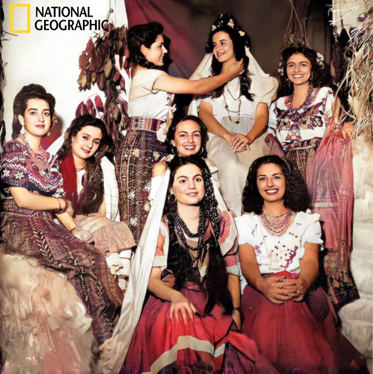 EShistoria32's tweet photo. Modelos posan para la Revista National Geographic antes de su presentación en las Fiestas Agostinas, San Salvador, 1944.

© National Geographic https://t.co/RakoOFHM1X