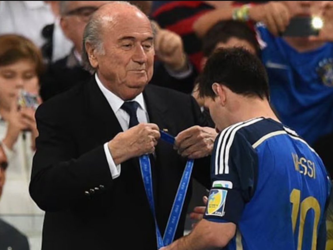 a12986641's tweet photo. @GGmemser @Crackbol10 SOLO UNA VEZ en la historia un Presidente de la FIFA salio a menospreciar a un MVP del Mundial en publico diciendo que NO merecia el MVP jaja, de risa. Y sobre todo despues de haber sido super robado en la final.

Justamente un presidente que es Socio Honorifico del Madrid https://t.co/UeVU243xSK