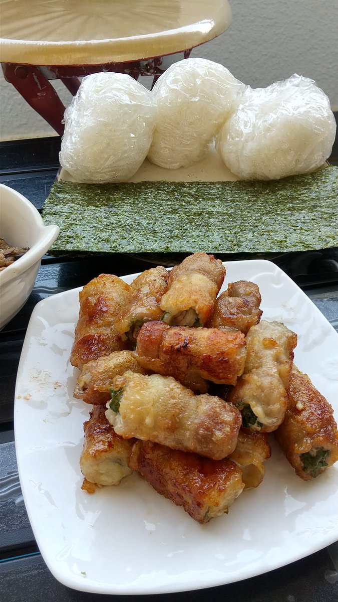 Anello_FF11's tweet photo. 少しずつ暑くなってきた🌞
やっぱりお外で食べるご飯は美味しいにゃ🐱🍙✨ https://t.co/2swkyi5MBr