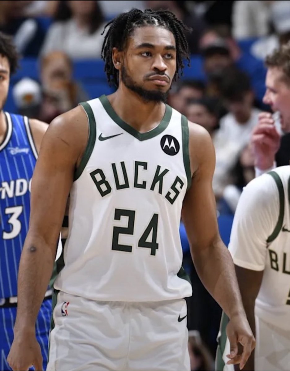 pisounalinha's tweet photo. Bizarra a história do Cam Thomas mesmo.

- Na offseason passada, negou propostas de $30M/2y e $9.5M/1y com o Brooklyn Nets, acabou assinando a oferta qualificatória.

- Dispensado, foi pro Milwaukee Bucks, teve bom começo, aquele vídeo com o Giannis empolgado… e acabou dispensado semanas depois.

Acho que tem muito haver com vestiário na real, viu?

Tudo bem que o trabalho do Doc Rivers não era flor que se cheire em Milwaukee, mas algo mais grave aconteceu entre eles na rápida ascensão e queda em Milwaukee.

Anfernee Simons deu uma entrevista recente dizendo que muitos jogadores deixam a NBA por não serem capazes de “aceitar seu papel” sobretudo quando se tem esse tipo de talento pra pontuar… é muito o que eu acho que rolou com o Thomas na real.

Desde quando o Kevin Durant disse que ele seria espetacular no futuro naquele time com Harden e Kyrie, até não conseguir ter protagonismo na era pós-KD no Brooklyn, achar que deveria ganhar mais, jogar mais, brigar com jornalista que apontava que ele não era capaz de ser algo além de bom pontuador peladeiro de baixa eficiência… deu no que deu.
