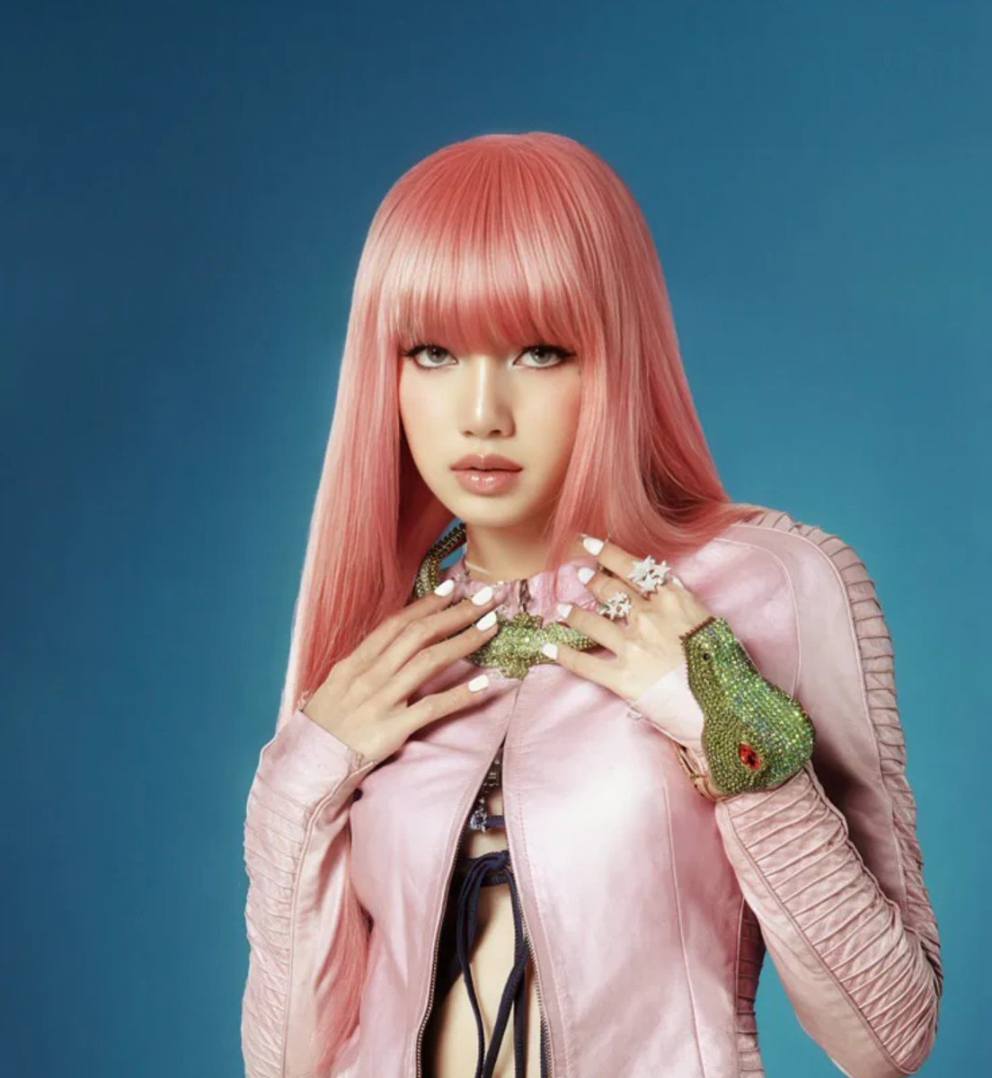 LISASCENTER's tweet photo. 🚨🚨LISA has surpassed 5.4 BILLION streams on Spotify 

She becomes the fastest female K-pop soloist to achieve this https://t.co/Db3KX5Kimh