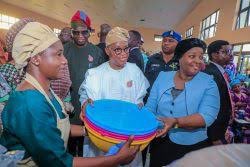 OginniOlawaleJ1's tweet photo. I don't know AMUBO, but I know
 
Baba Akande that sacked thousands of workers in Osun State.

I know Aregbe with Half Salary, No Promotion, No Conversion.

I know Oyetola that failed to complete all inherited project failed to pay Workers arears

why should Osun trust AMUBO ??? https://t.co/ngRWn9VuC5