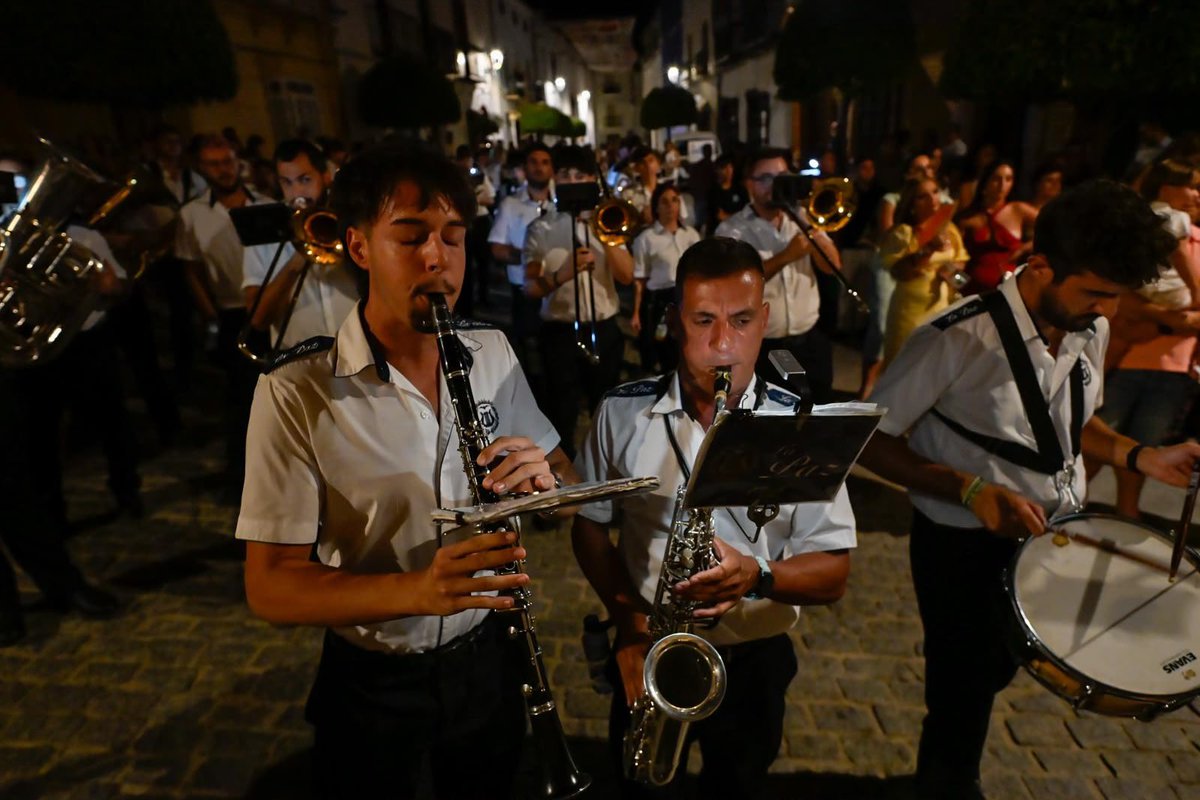 Lapazmalaga's tweet photo. Finaliza la salida procesional de la 𝙑𝙞𝙧𝙜𝙚𝙣 𝙙𝙚 𝙡𝙖 𝘼𝙪𝙧𝙤𝙧𝙖

 🎼 ‘Y amaneció en tu Albayzín’ — @eliassant_music 
🎼 ‘Remedios de María’ — Pablo Ojeda

#SuenalaPaz🎶🕊️ #CofradíasMLG @Hdad_Aurora https://t.co/vyVApcIFwj