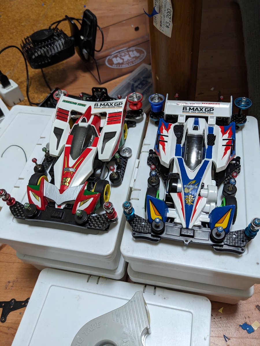 Xj78Ak's tweet photo. シャーシ載せ替えと歪みがあったパーツ交換、久しぶりにマグナムとソニックが揃いました。#ミニ四駆 #BMAXGP #ストッククラス #NEXSTAGE https://t.co/4iRTJ6pojX