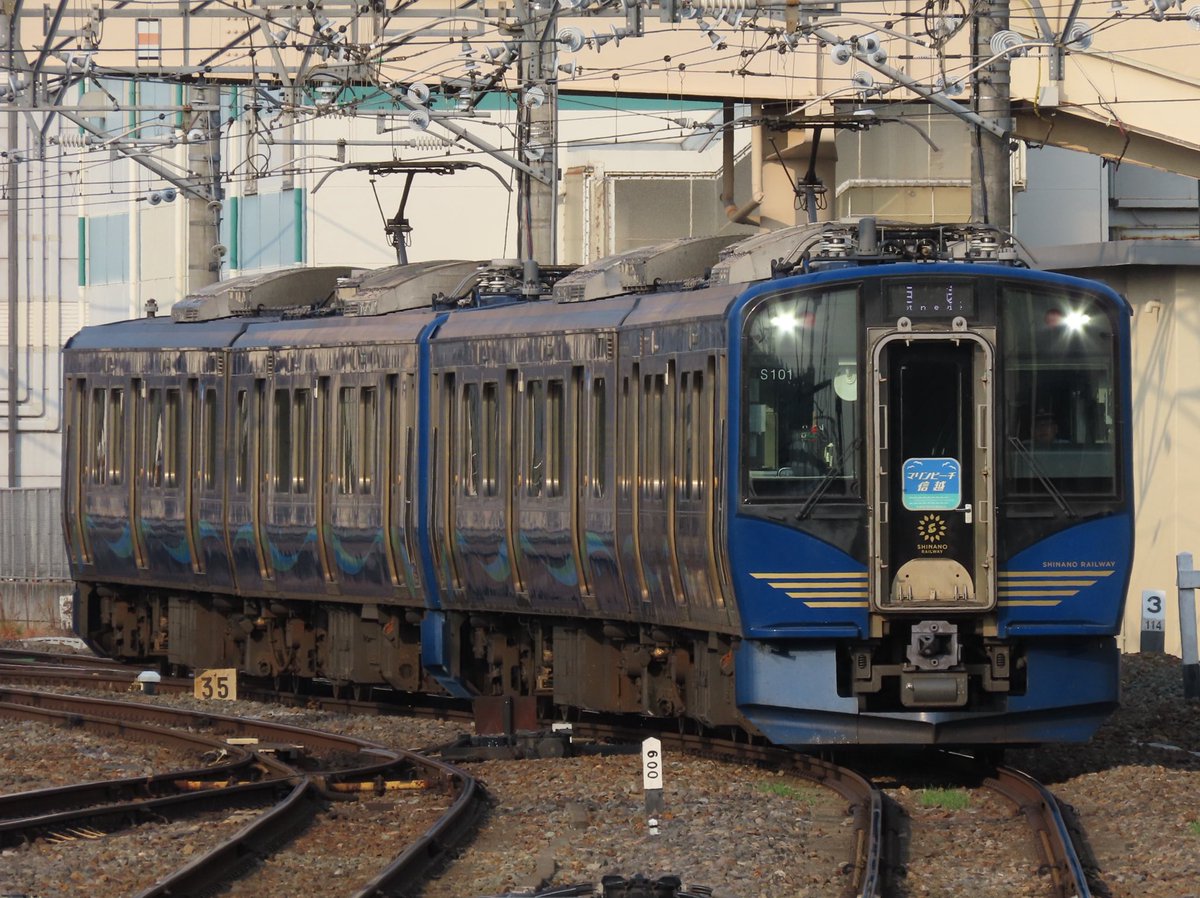 View455189Mtjj's tweet photo. 今日は臨時普通列車「マリンビーチ信越号」(9315M→9317M)に長野から直江津まで乗り通し♪
三セク化後初となる長野〜直江津間直通の海水浴臨がSR1系S101･S102編成により運転
専用HMに“直江津”のLED表示やアナウンスなどネタの数々も
長野での停車中には横須賀色の211系ﾅﾉN608編成とも並びました https://t.co/770Q9NCkuv