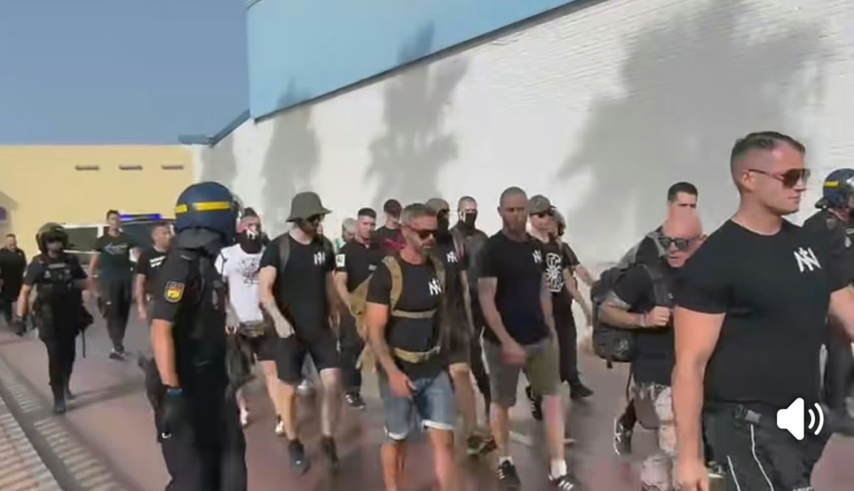 Juan_Ibasque's tweet photo. @vitoquiles Aquí, los miles de patriotas neonazis que iban a ir a defender Ceuta hasta "derramar la última gota de sangre".
Patéticamente ridículos,  imbe ciloides que se creen que por vestirse de negro y raparse el casco ese vacío... ya son más machotes.

#fcknzs https://t.co/nvRYaBtSmA