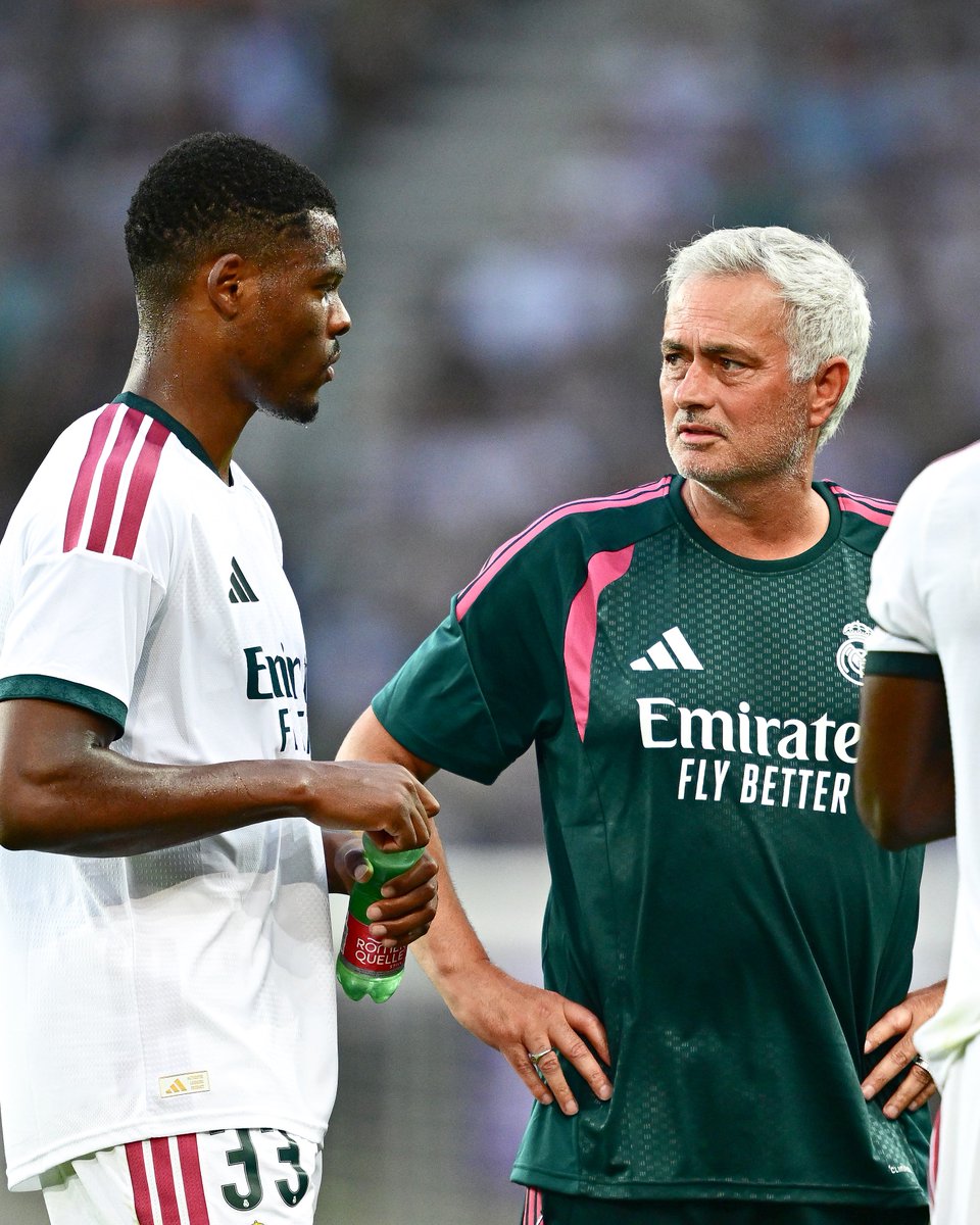 brfootball's tweet photo. José being José during Real Madrid's preseason friendly vs. Fiorentina 😂 https://t.co/TPZwzWqz01