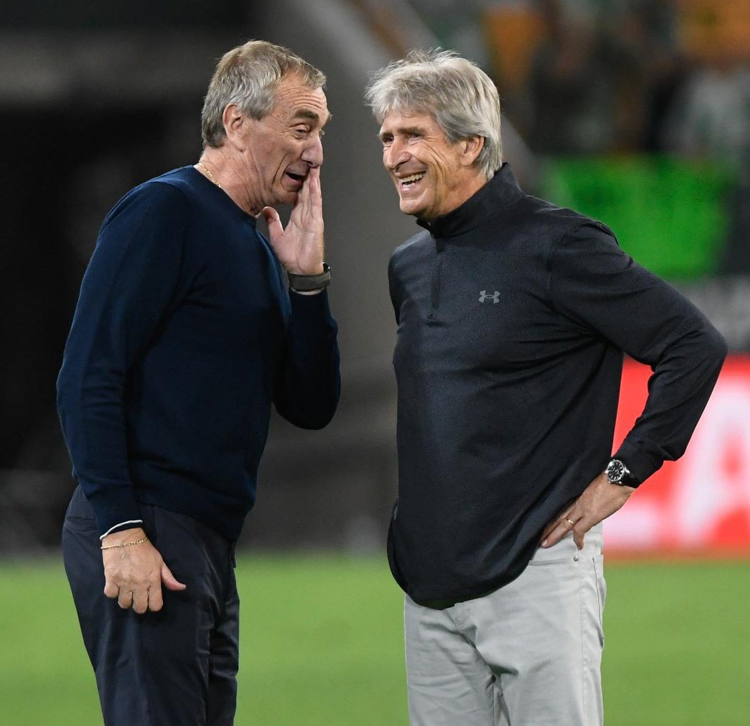 seroc75's tweet photo. Los béticos en las gradas del estadio de La Linea coreando el nombre de Manuel Pellegrini. 
A más de uno y más de dos que yo me sé se les está abriendo la úlcera en este momento. https://t.co/1IZAcbG4Nj