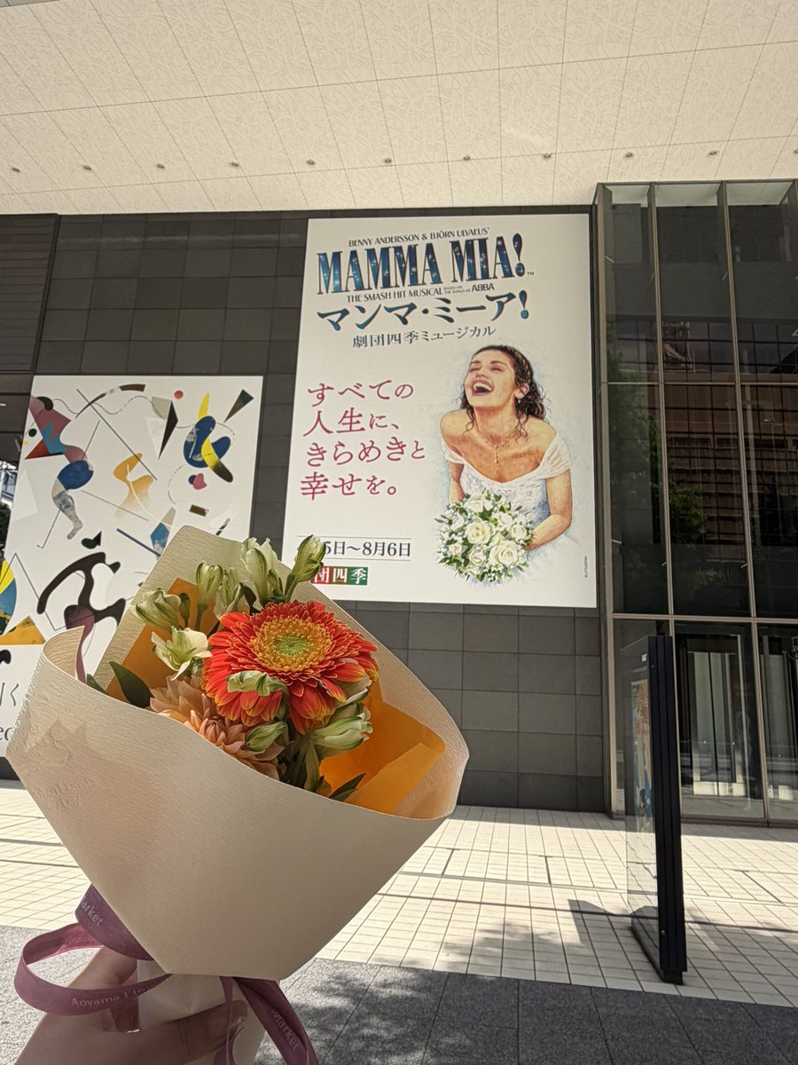 pigmonchirota's tweet photo. マンマ横浜my楽は自分の誕生日と決めていたので、一足早く🩵
残りの公演もハッピーに、ファンキーに完走できますように✨

ご縁あって開幕初日からエーゲ海に通い続け、岩城さんハリーのデビューお祝いに、家族でスパトゥルショット、誕生日推し様観劇まで叶った🥹
＼＼\\ありがとう！横浜〜〜！//／／ https://t.co/XqRbkrM93l