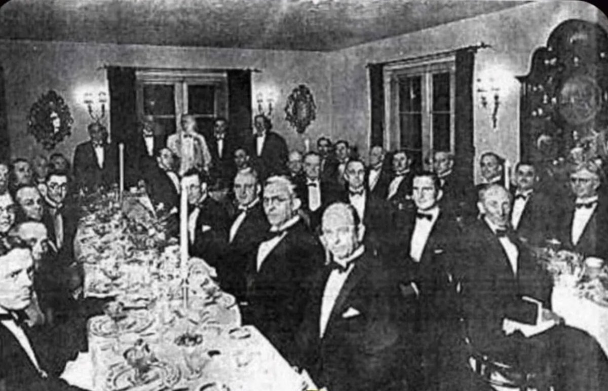 mgadef1's tweet photo. في 1931/11/20م 

كرم (44) طبيباً من أبرز الأطباء في الولايات المتحدة الدكتور رويال ريموند رايف بمأدبة عشاء احتفالية عنوانها
 "نهاية لكل الأمراض"
 لقد تمكن الدكتور رايف من إيجاد وسيلة فعالة للقضاء على السرطان والأوبئة والأمراض البكتيرية إلى الأبد
 والان بعد  95 عاماً على مرور هذه المناسبة

 أعتقد أنه بإمكاننا طرح السؤال :
 أين هي وسيلة رايف العلاجية اليوم ؟