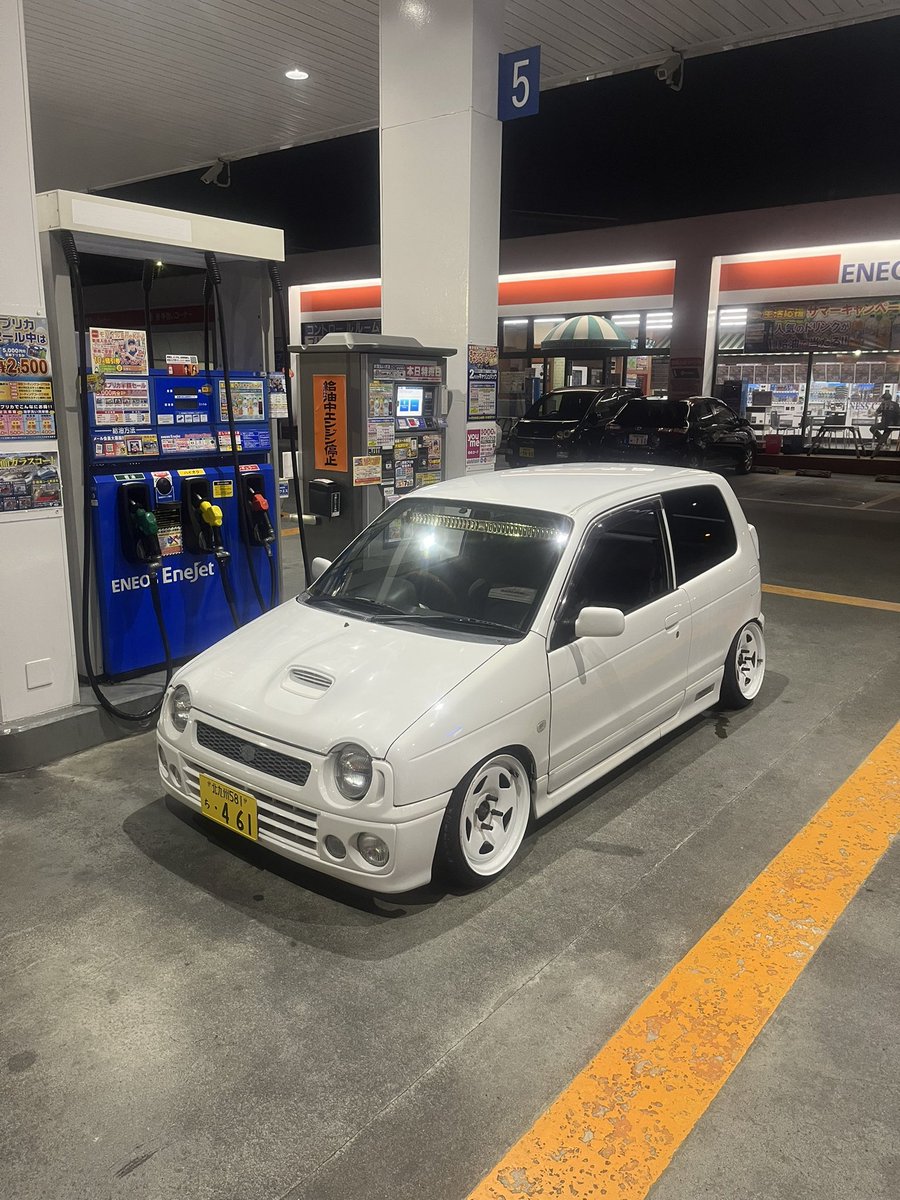 kazu_11s's tweet photo. ガソスタは盛れるから良 https://t.co/5PRjrPxsWl
