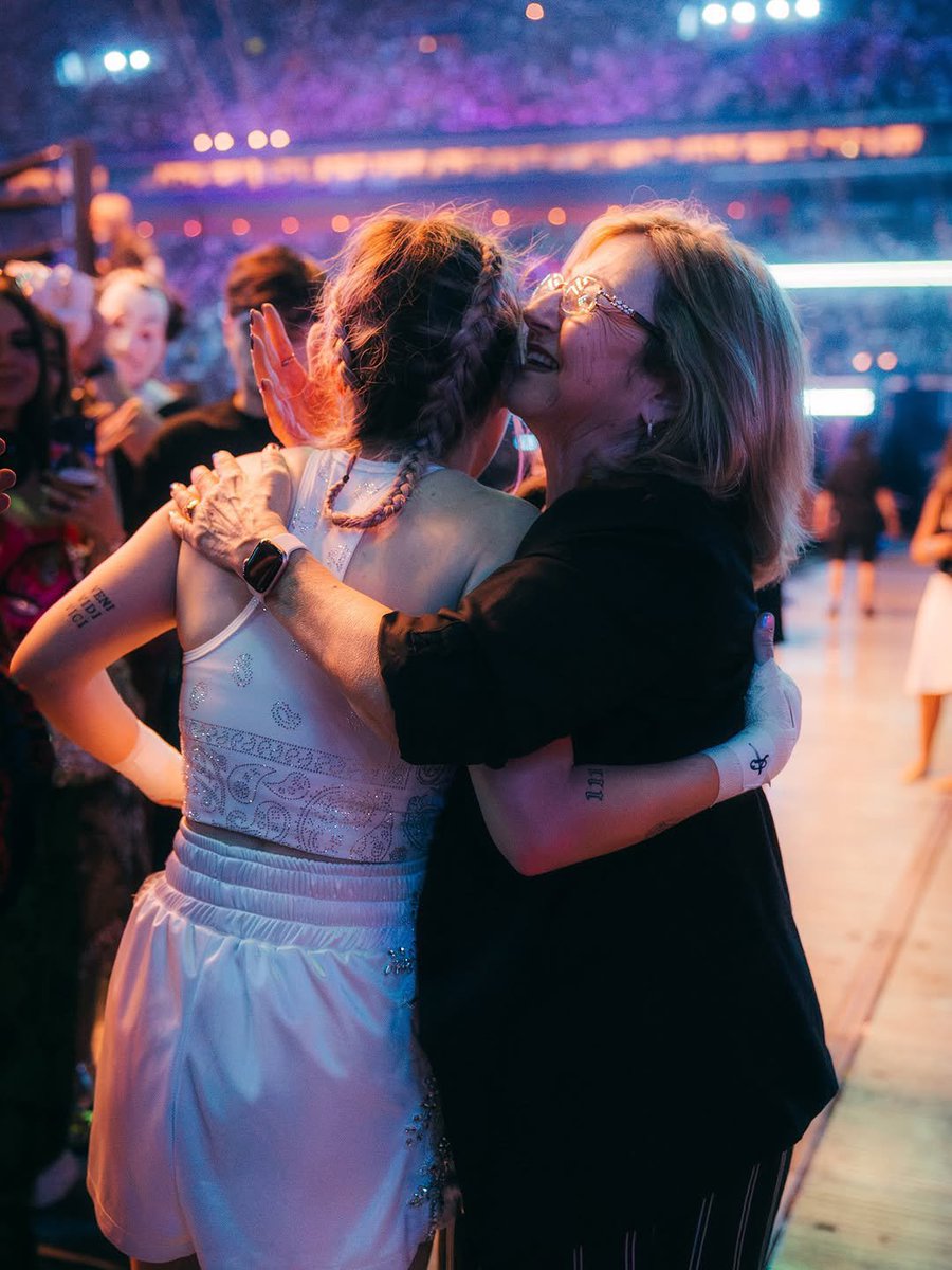 XxLuuh08xX's tweet photo. Las dos mujeres de su vida ❤️ https://t.co/w2PvAxPJlJ