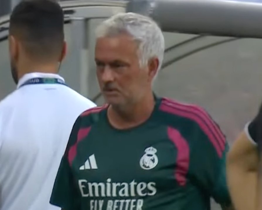 King__Lekan's tweet photo. José Mourinho vex comot for pitch  after the 2-2 draw against Fiorentina.

He didn’t shake hands with ANYONE. https://t.co/MjcWfvCjBG