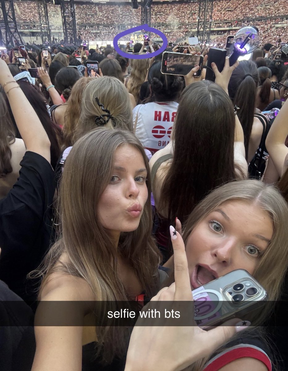 m9876y's tweet photo. day 1 vs day 2…we took selfie with bts too literally the second day hahah so thankful <3 https://t.co/NAAOG5Jtij