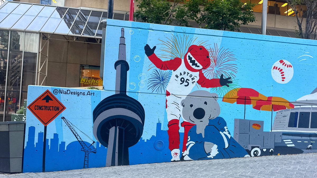 JRoc23's tweet photo. All these new freshly colourfully painted murals on Front & John splashing the concrete right by the CN Tower & Convention Centre adds so much aura & vibrancy on the walk to The SkyDome.
#Toronto #Tourism #Art #Mural #UnderConstruction #RogersCentre #NiaDesigns #NiaDesignsArt https://t.co/tUW3ghTQs0