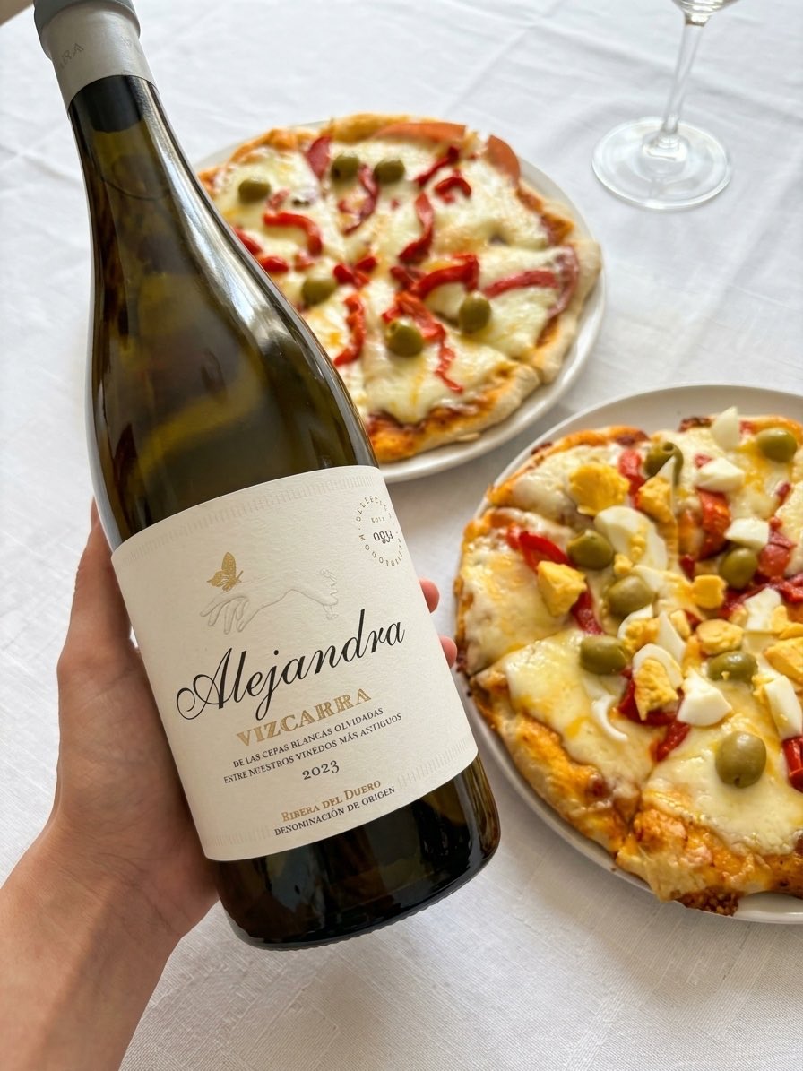 roc_sumiller's tweet photo. Vizcarra Alejandra Albillo Mayor 🤍
.
Un blanco irresistible de volumen, tensión y marcada mineralidad.
.
Sábado de pizzas y Albillo ✨
#bodegavizcarra #albillo #sommlife https://t.co/lostOxgVEv