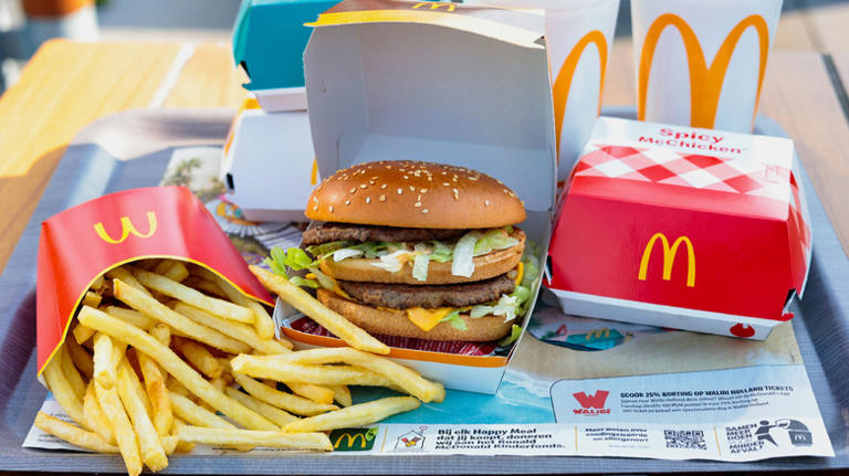 henorushboy's tweet photo. "Some article you don't have to read" -Why does McDonald's food reportedly not rot when sitting out for days? ...."When mass production and mass shipment, you can't let the product spoil" https://t.co/YCXI6wxMz3
