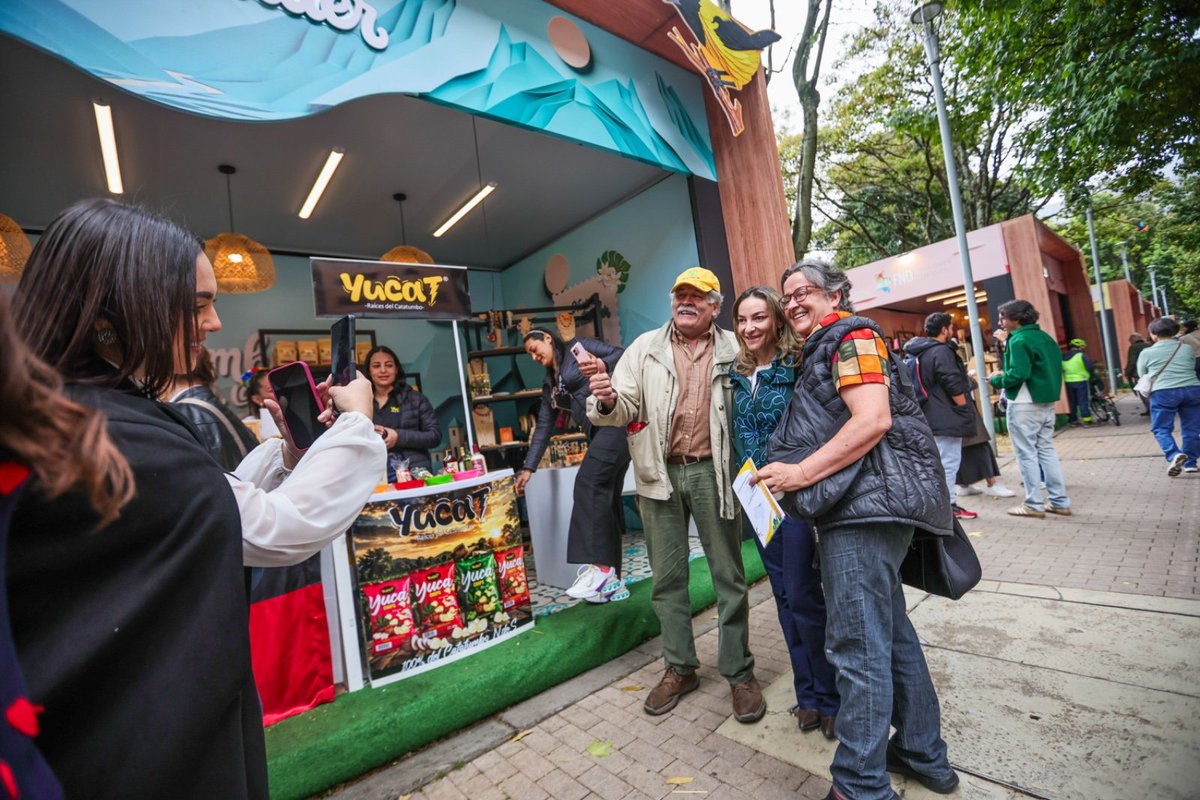 FNDCol's tweet photo. La Feria #ColombiaSonLasRegiones recibió la visita de la directora adjunta del Centro Regional para Colombia y el Área Andina de la Organización Iberoamericana de Seguridad Social y esposa del vicepresidente electo @jrestrp, @tatianacespede9, quien recorrió los diferentes stands, conversó con artesanos y emprendedores y conoció de cerca las historias que hacen de esta vitrina un espacio para exaltar el talento de nuestros 32 departamentos.