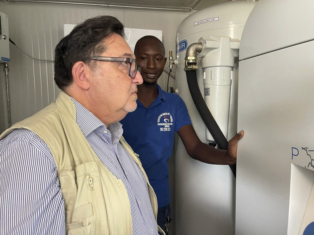 unicefsenegal's tweet photo. @unicefsenegal est fier d’avoir appuyé la mise en place de 8 centrales à oxygène dans le pays.
Dans le district de Vélingara l’infrastructure permet déjà de couvrir les besoins de 36 points de prestation de services.
Un rôle stratégique face au défi d’accès aux soins spécialisés. https://t.co/D7IGF5pyBl