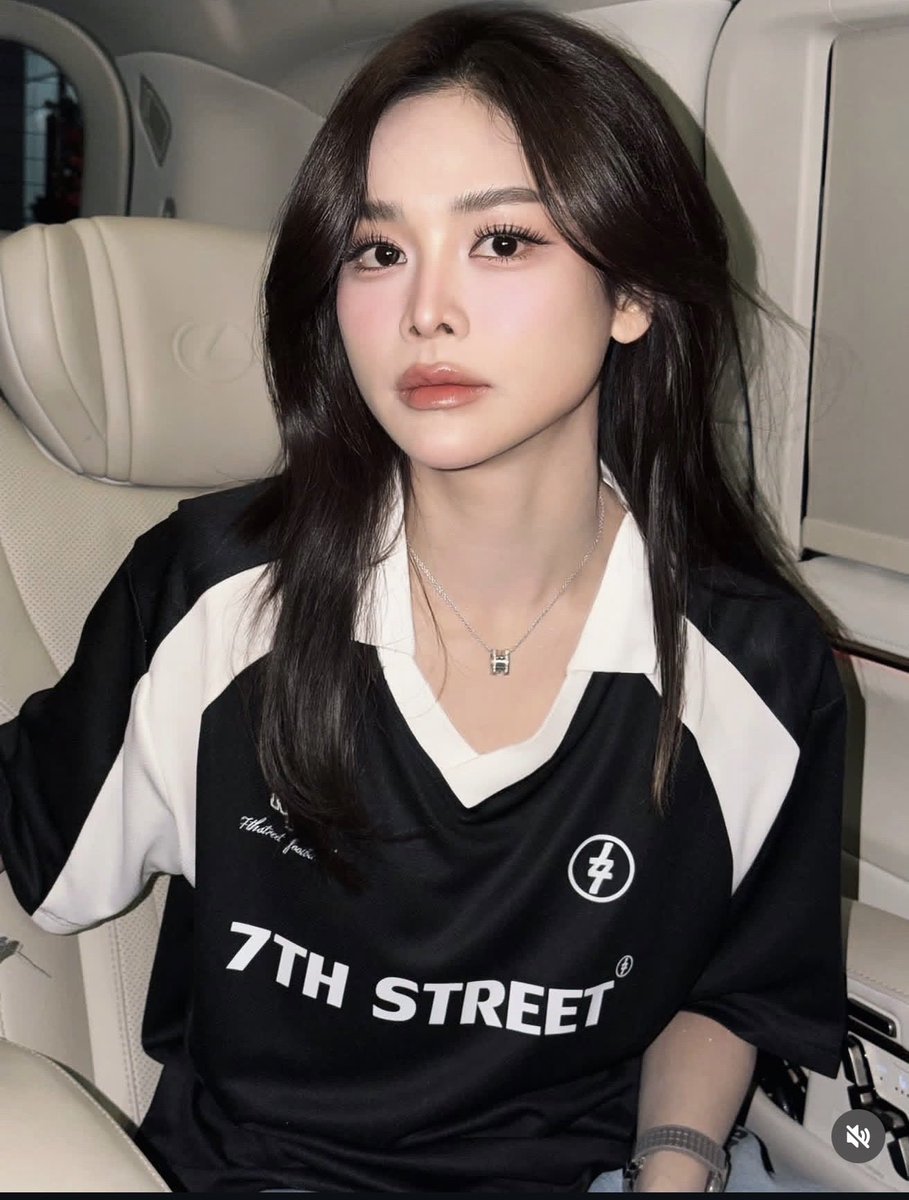 Meme887278's tweet photo. I hope to see a new trend from you with this song. I’m sure it will be wonderful🫶@EWaraha @engfadom @daaddeaw1 
The Arab fans would love for Engfa to make a dance trend with this song. We really hope she can be one of the first to do an Arabic trend with it.#engfawaraha https://t.co/Et87saRKZb