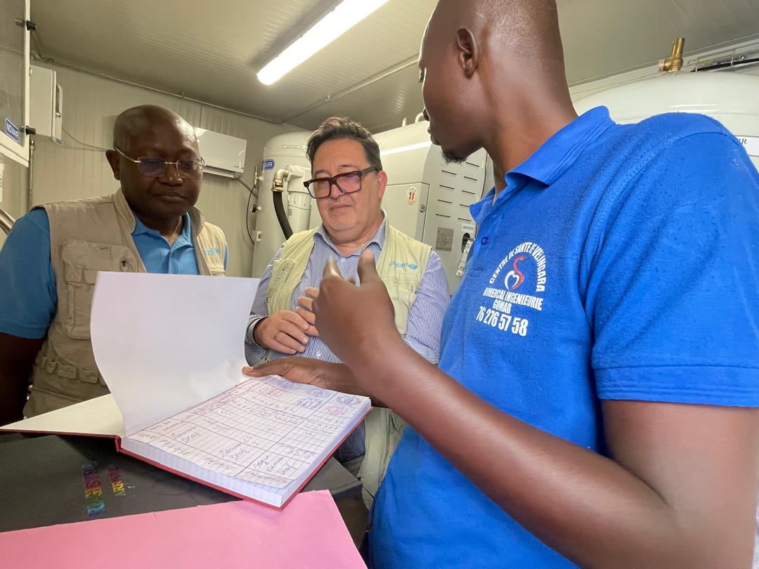 unicefsenegal's tweet photo. @unicefsenegal est fier d’avoir appuyé la mise en place de 8 centrales à oxygène dans le pays.
Dans le district de Vélingara l’infrastructure permet déjà de couvrir les besoins de 36 points de prestation de services.
Un rôle stratégique face au défi d’accès aux soins spécialisés. https://t.co/D7IGF5pyBl