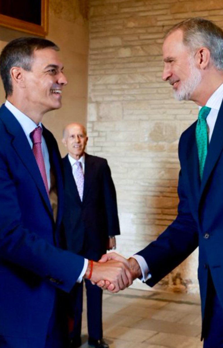 MarBalCas's tweet photo. Yo ya solo le pido que al menos no se ría con él, que se está cargando España. https://t.co/tSDF4ibFYB