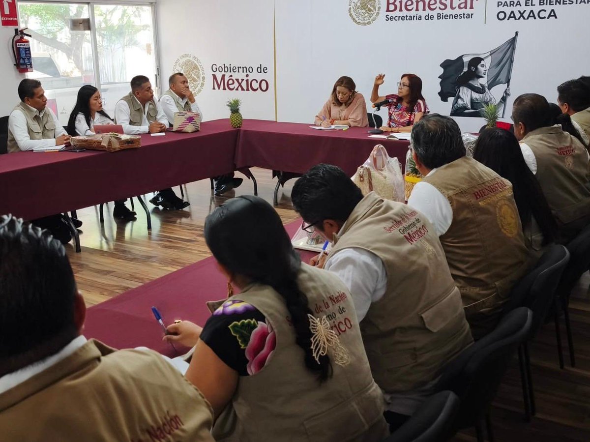 Letamaya's tweet photo. #DesdeElTerritorio

En #Oaxaca, me reuní con la delegada @NancyOrtizOax y las y los directores regionales. Conversamos y compartimos experiencias sobre el trabajo que llevan a cabo todos los días para acercar los programas y pensiones de #bienestar a las familias oaxaqueñas. 

Planteamos nuevas acciones para consolidar la justicia social y el #bienestar en la región, siguiendo el principio: por el bien de todas y todos primero los pobres. 

Gracias por el cálido recibimiento, sobre todo por la invaluable labor que realizan visitando casa por casa, con el fin de servir al pueblo de México.