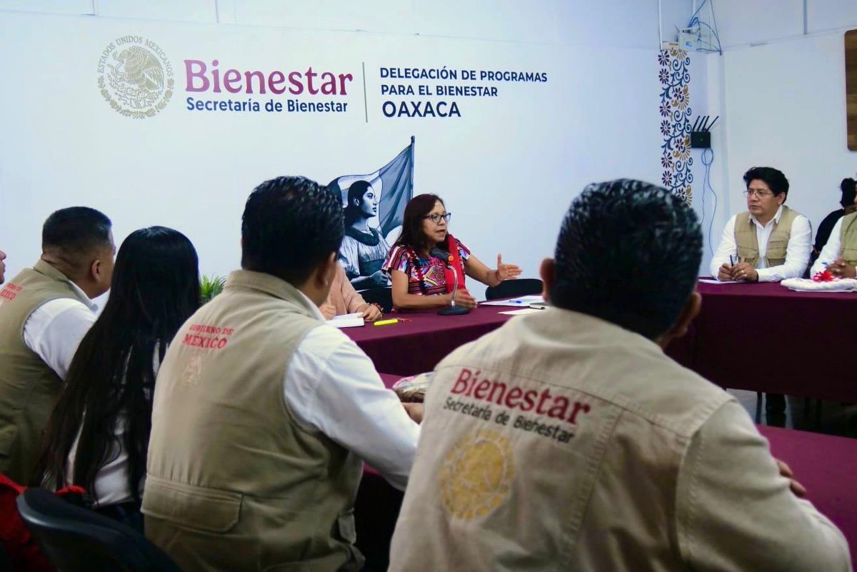 Letamaya's tweet photo. #DesdeElTerritorio

En #Oaxaca, me reuní con la delegada @NancyOrtizOax y las y los directores regionales. Conversamos y compartimos experiencias sobre el trabajo que llevan a cabo todos los días para acercar los programas y pensiones de #bienestar a las familias oaxaqueñas. 

Planteamos nuevas acciones para consolidar la justicia social y el #bienestar en la región, siguiendo el principio: por el bien de todas y todos primero los pobres. 

Gracias por el cálido recibimiento, sobre todo por la invaluable labor que realizan visitando casa por casa, con el fin de servir al pueblo de México.