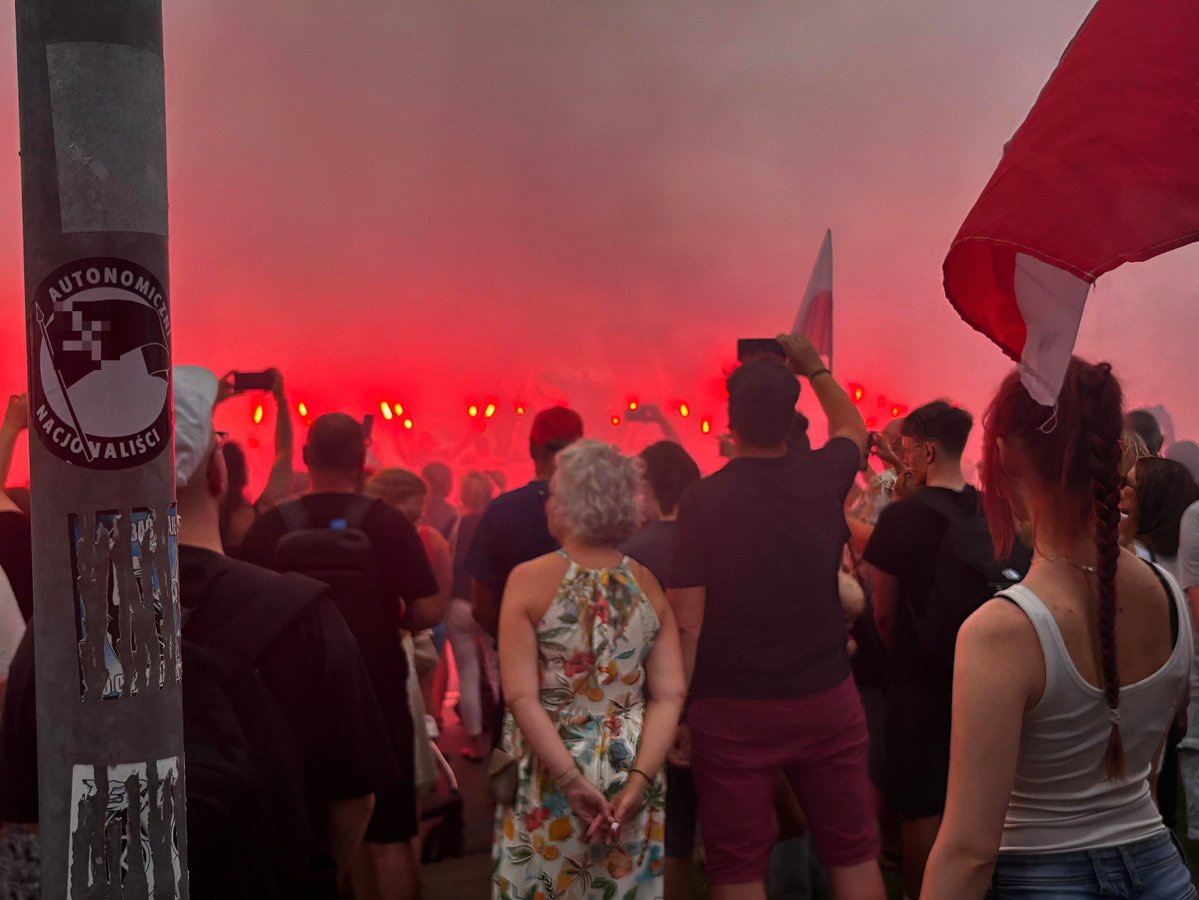 Autonom_PL's tweet photo. 1 sierpnia w różnych częściach stolicy, Autonomiczni Nacjonaliści wzięli udział w obchodach rocznicy wybuchu Powstania Warszawskiego.

Niezależnie od oceny politycznych i militarnych decyzji, aktywiści z Warszawy oddali hołd poległym i zabitym w czasie tego tragicznego w zrywu. https://t.co/vuQQjGGNMi
