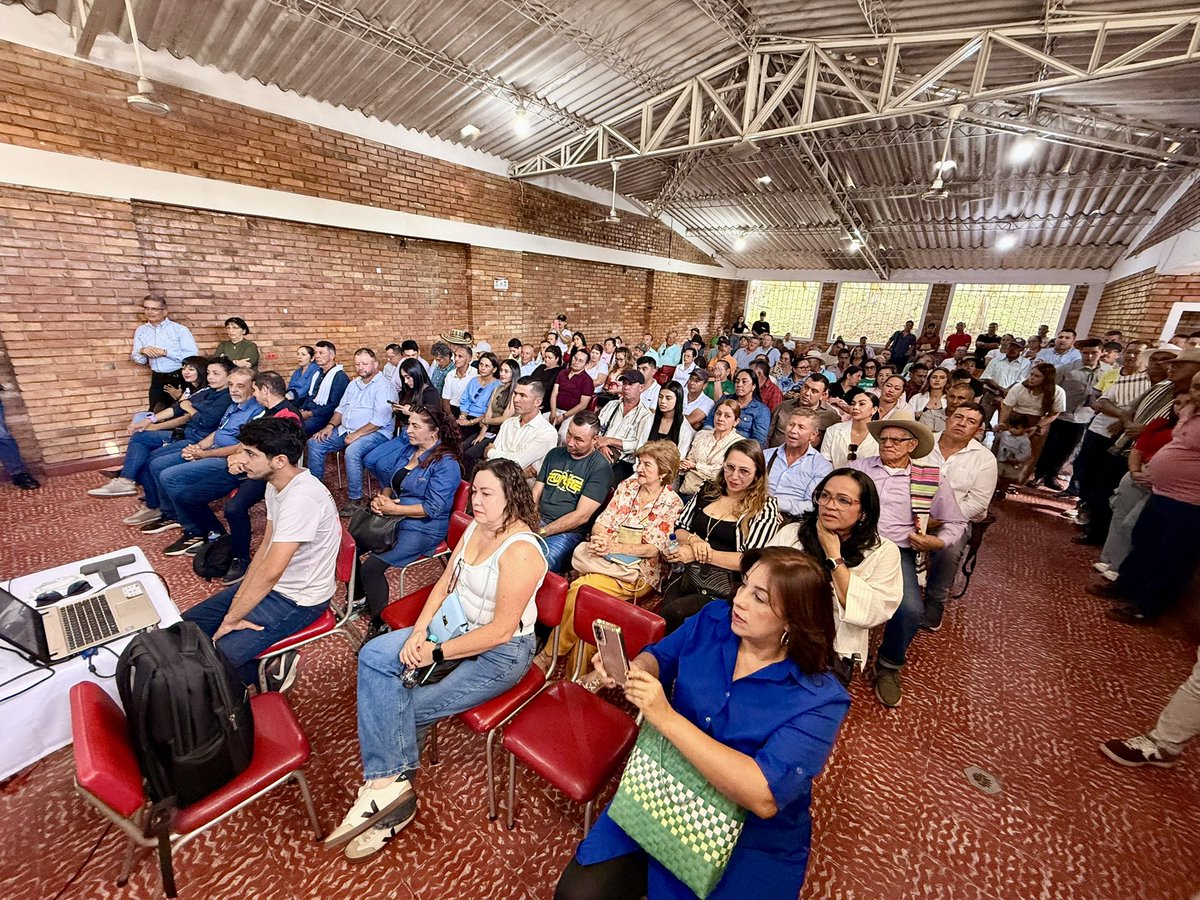 soyjonathanpine's tweet photo. En la provincia de Vélez, junto al senador @oscarVillamiz, escuchamos de primera mano las necesidades de la comunidad.

Nuestro compromiso es seguir trabajando desde el #Congreso por la #seguridad, el #desarrollo y las #oportunidades que merece esta región. https://t.co/u5KctZyunx