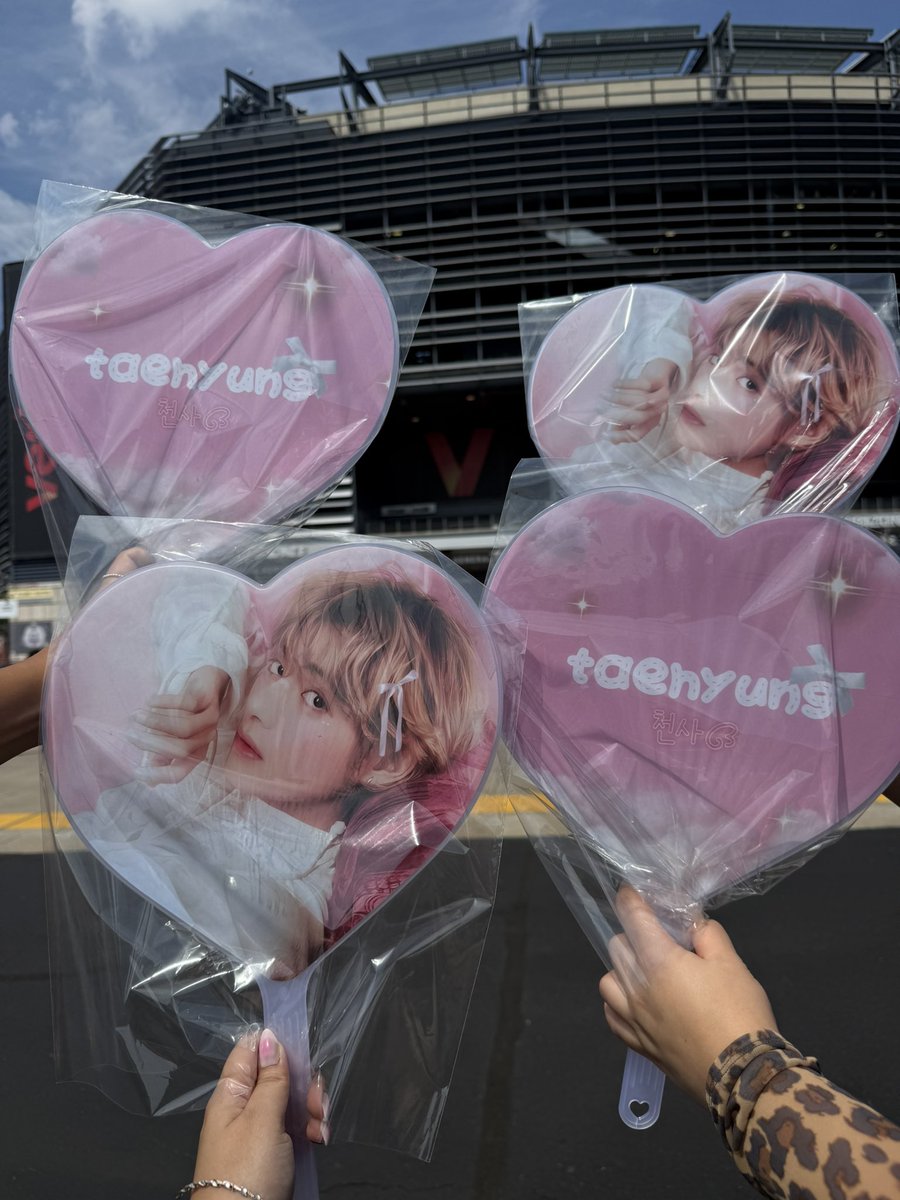 giggIeguk's tweet photo. OMG THIS TAE PICKET FREEBIE https://t.co/eEWsvrnCU4