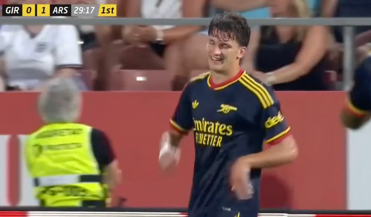 TouchlineX's tweet photo. 2-0 Arsenal.

TZOLIS GOLAZO FROM RANGE!!!!!!!!!!!!!!!!!!! WHAT A FINISH, WHAT A GOAL, THIS IS WHY ARSENAL SIGNED HIM!!!!!!!!!!!!!! ARSENAL FANS, YOU HAVE JUST SIGNED A PROPER BALLEEEEERRR!!!!!!!!!🇬🇷🔥 https://t.co/PcSsUEhcjW