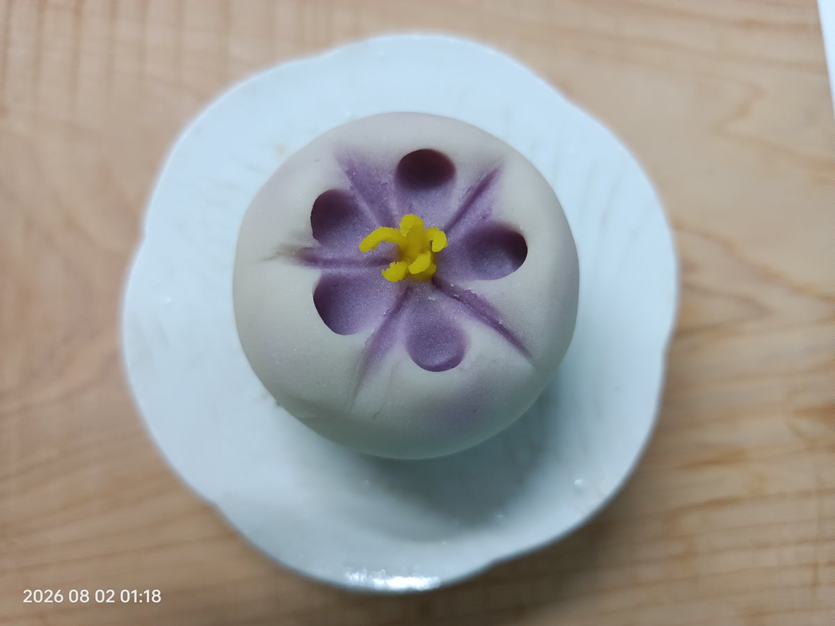 abril0302's tweet photo. 夜裡一時興起，做了個抹茶餡的梅花菓子，隨即泡茶吃了!!
這讓我想起沙曼陀羅!!
生命瞬間 繁華落盡-西���曼陀羅畫 Medicine Buddha sand mandala https://t.co/c5gcGPfkGN 來自 @YouTube https://t.co/g2lhXEF8LL