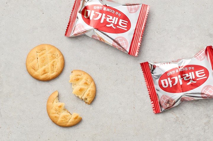 rilakkyung's tweet photo. 💬: why did you give a snack to the zombie?
👑: that was actually my emergency snack, but i saw the zombie’s hand, so i just gave it to them. i figured they’d be tired from filming and their blood sugar would drop. i don't just give that to anyone! it was originally an emergency snack i packed to eat myself
💬: was it a Margarete? 
👑: how did you know? you’re right, it was a Margarete