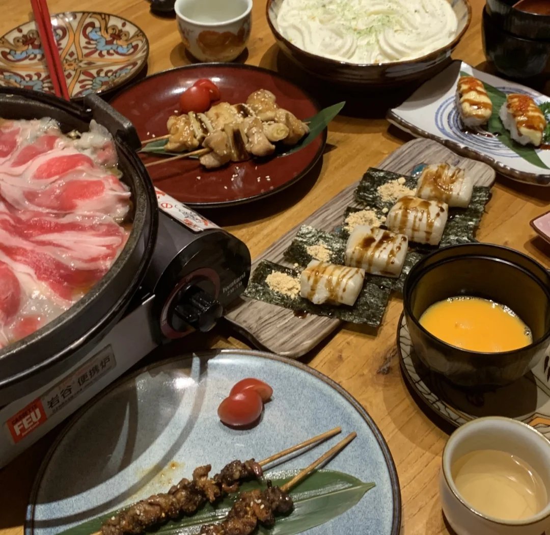 BdRabyt's tweet photo. 深夜的胃，总懂藏在烟火里的小温柔。今晚食堂的暖汤还冒着热气，要不要一起坐会儿？ https://t.co/vRYsWiVMcI