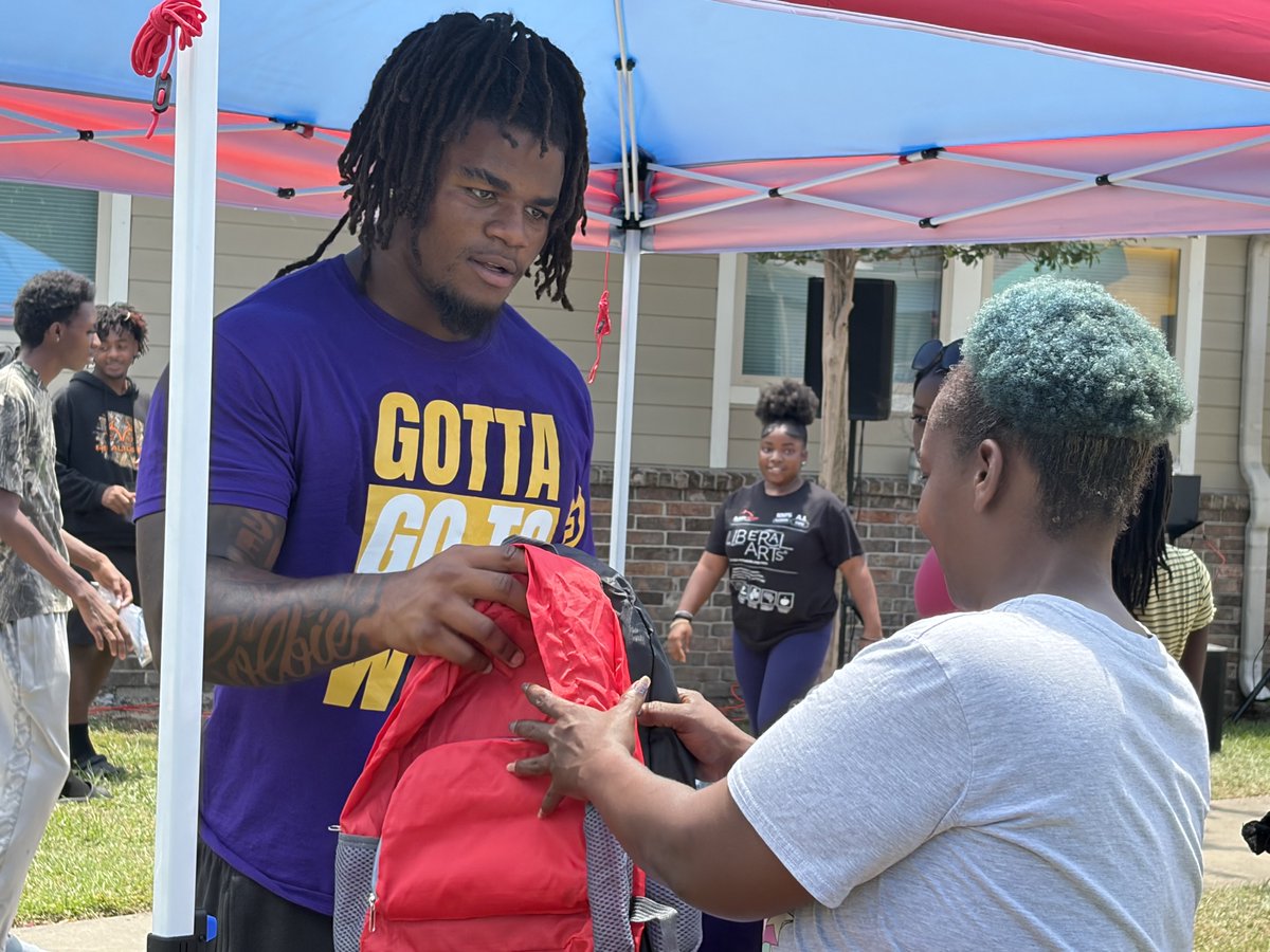 Jon_Blau's tweet photo. LSU defensive lineman Deuce Geralds is handing out book bags today for a back-to-school drive, which his family’s Geralds Foundation is running. https://t.co/rkrb9BR37a