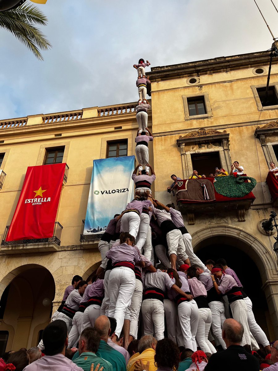 JoveDeTarragona's tweet photo. Incendiem la plaça de la Vila de Vilanova i la Geltrú amb el primer Pd8fm descarregat de la temporada! Enhorabona, Colla! 🔥

#FemElPas #castells https://t.co/ONKDYqPNdC