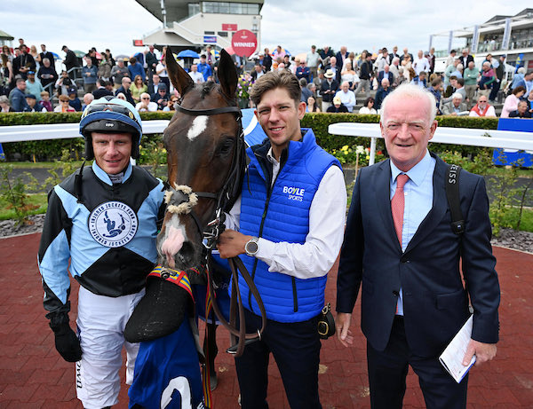 WillieMullinsNH's tweet photo. ⚫️Columbus🔵 wins the BOYLE Sports Best Odds Guaranteed Maiden Hurdle @Galway_Races! A fine ride by @PTownend for owners Angela Shamoon, G Loxton &amp; Vincent Caldwell. 

Congratulations to all connections &amp; groom Elliot! 🐎 

📸 @patcashhealy https://t.co/LKo9TsCcUR